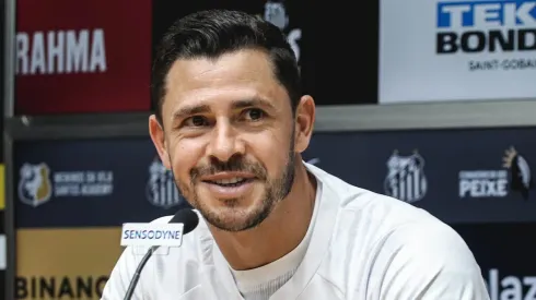 SP - SANTOS - 10/01/2024 - SANTOS, APRESENTACAO GIULIANO E HAYNER - Giuliano e Clodoaldo durante sua apresentacao oficial como jogador do Santos em coletiva de imprensa realizada no Vila Belmiro. Foto: Reinaldo Campos/AGIF