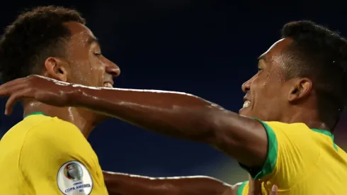 Alex Sandro e Danilo defendendo a Seleção. Lateral 'respondeu' sobre voltar ao futebol brasileiro e jogar no Corinthians
