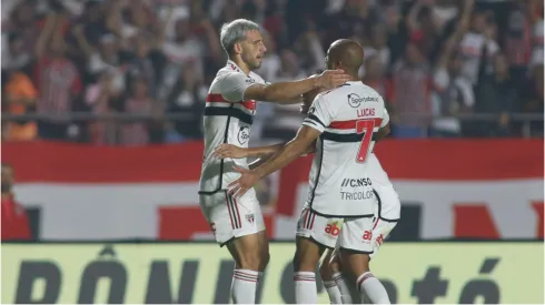 Jogadores do SPFC comemorando – Foto: Miguel Schincariol/Getty Images
