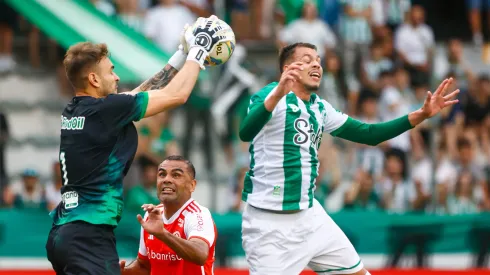 Gabriel Mercado disputa lance contra jogadores do juventude, na semifinal do Campoenato Gaúcho. Foto: Luiz Erbes/AGIF
