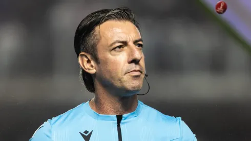 SP - SANTOS - 19/10/2023 - BRASILEIRO A 2023, SANTOS X BRAGANTINO - O arbitro Raphael Klaus durante partida entre Santos e Bragantino no estadio Vila Belmiro pelo campeonato Brasileiro