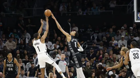 Victor Wembanyama foi mais uma vez protagonista dos Spurs pela NBA em partida contra os Nets, no Texas (Foto: Ronald Cortes/Getty Images)
