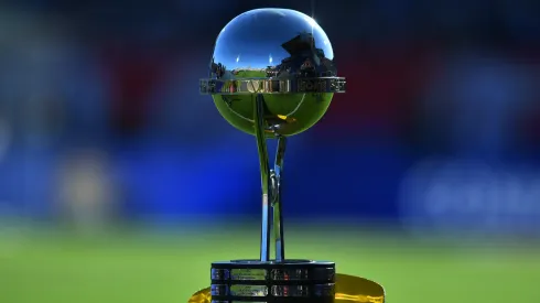 Taça da CONMEBOL Sul-Americana sendo exposta – Foto: Marcelo Endelli/Getty Images
