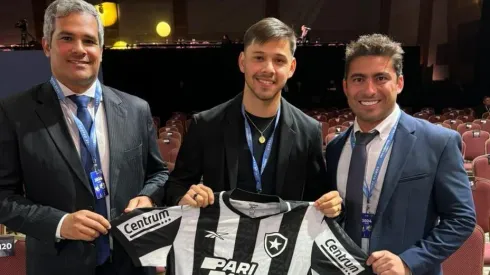 Óscar Romero recebeu camisa histórica do Botafogo. Foto: Twitter/Botafogo
