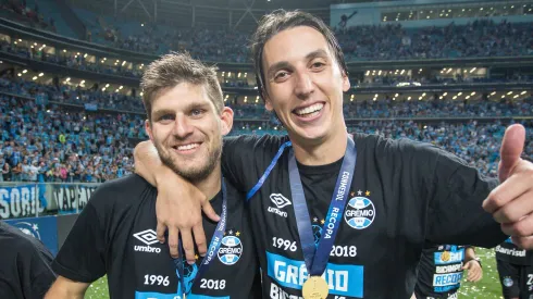 Geromel e Kannemann comemorando a conquista da Recopa, em 2018. Foto: Lucas Uebel/Grêmio FBPA
