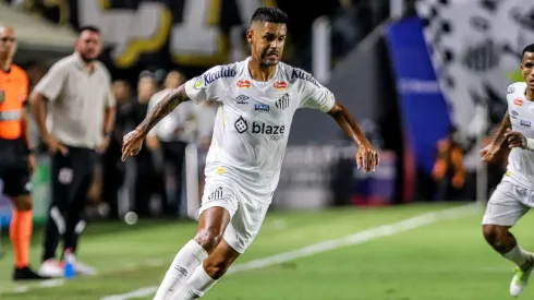 Aderlan em campo com a camisa do Santos. Jogador sofreu uma lesão muscular
