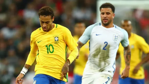 Neymar marcado por Kyle Walker em partida pela Seleção Brasileira.  (Photo by Clive Rose/Getty Images)
