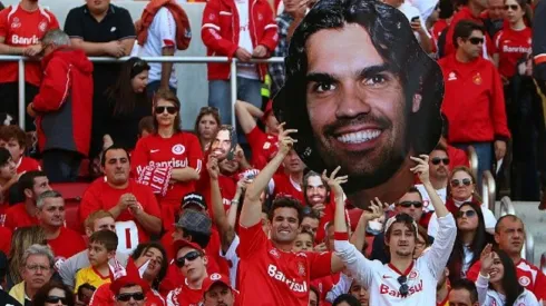 Foto: Koichi Kamoshida/Getty Images – Torcedores fazem homenagem para Fernandão em jogo do Internacional
