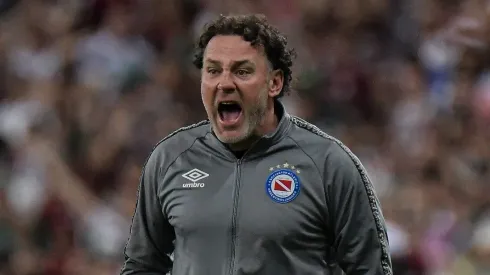 Gabriel Milito, quando treinava o Argentino Juniors.<br />
Ele é o novo treinador do Atlético Mineiro.