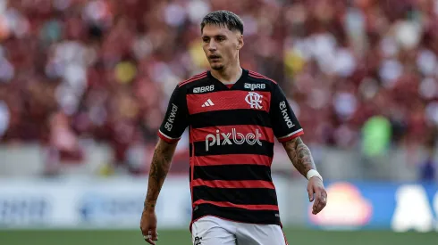 Varela é titular no Flamengo de Tite. Jogador não participará do próximo amistoso do Uruguai
