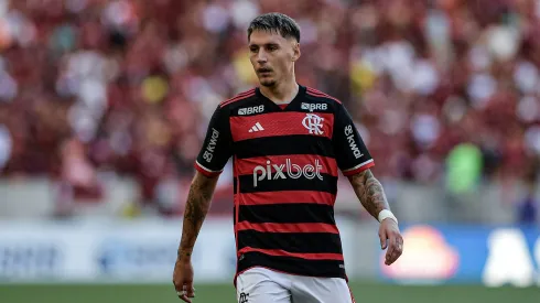 Varela é titular no Flamengo de Tite. Jogador não participará do próximo amistoso do Uruguai