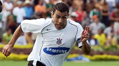 Tévez, ex-atacante do Corinthians, durante duelo contra o Goiás, pelo Brasileirão 2005 – Foto: Evaristo Sá/Getty Images
