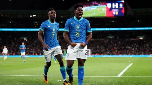 Endrick e Vini Jr comemoram gol contra a Inglaterra no Wembley – Foto: Catherine Ivill/Getty Images.
