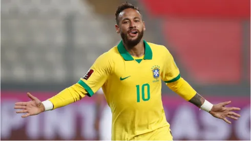 Neymar Jr. comemorando gol em partida pela Seleção Brasileira – Foto: Paolo Aguilar-Pool/Getty Images
