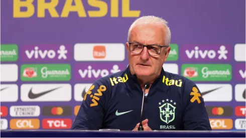 Dorival Jr. em coletiva de imprensa da Seleção Brasileira – Foto:  Lucas Figueiredo/Getty Images
