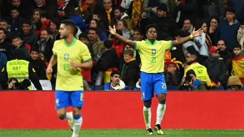 Endrick comemora o gol contra a Espanha no Santiago Bernabéu. Foto: Denis Doyle/Getty Images)
