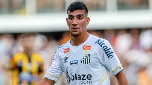 Pedrinho, do Santos, durante partida contra o Novorizontino, pelo Paulistão 2024 - Foto: Reinaldo Campos/AGIF