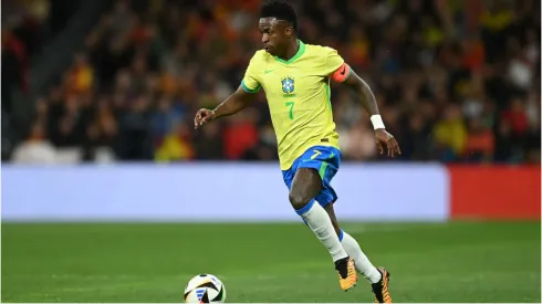 Vini Jr. durante partida pela Seleção Brasileira – Foto: Denis Doyle/Getty Images
