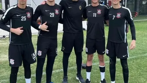 Rafael Juwer posa com jovens goleiros do Corinthians e Cássio 
