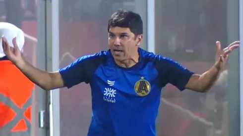 Ex-Botafogo, Lúcio Flávio amargou mais uma virada em sua jovem carreira como treinador – Foto: Reprodução/TV Brasil Central
