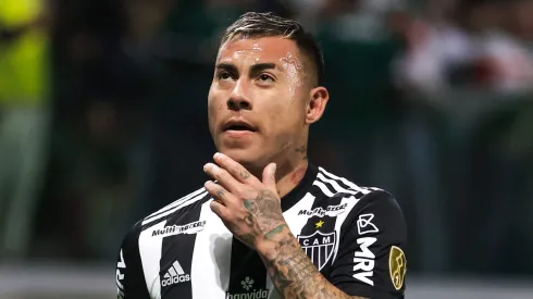 Eduardo Vargas está com o futuro incerto na temporada
