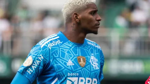 Hugo Souza defendeu pênalti de Di María no Estádio da Luz em partida desta sexta-feira – Foto: Robson Mafra/AGIF
