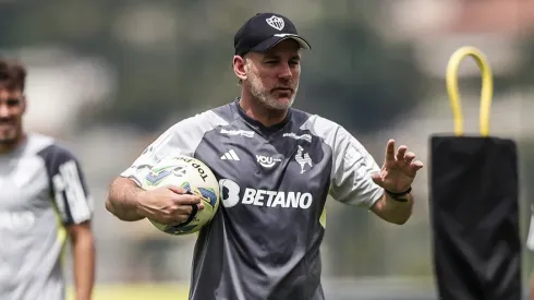 Milito comanda treino do Atlético-MG antes da sua estreia.  Foto: Pedro Souza / Atlético
