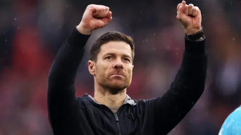Xabi Alonso comemorando resultado positivo do Bayer Leverkusen. (Foto Alex Grimm/Getty Images)