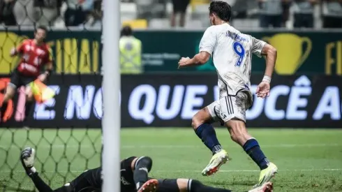 Dinemo comemorando após empatar decisão entre Atlético-MG x Cruzeiro
(Foto: Gustavo Aleixo/ Cruzeiro)