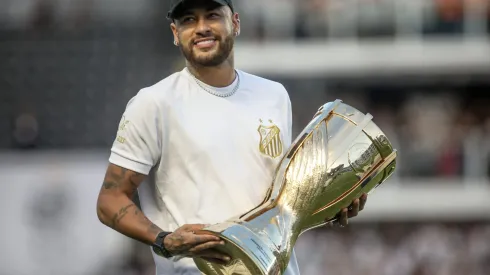Neymar esteve na Vila para levar a taça do Paulistão