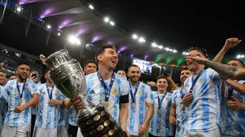 Messi erguendo a Taça da Copa América de 2021, após Seleção Argentina vencer o Brasil no tempo normal por 1 x 0.
