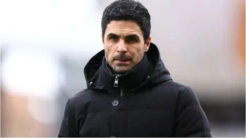 Mike Arteta, treinador do Arsenal, em jogo contra o Fulham - Foto: Clive Rose/Getty Images