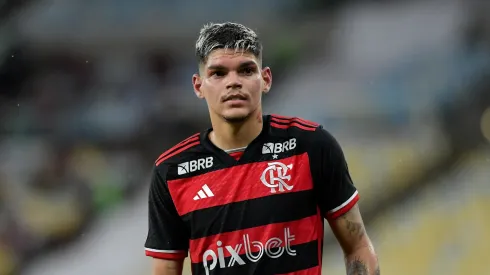Ayrton Lucas, do Flamengo, pode ser convocado novamente para Seleção Brasileira – Foto: Thiago Ribeiro/AGIF
