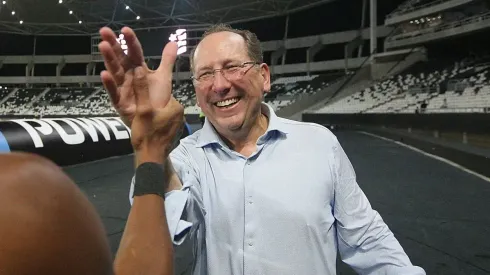 Foto: Vitor Silva/Botafogo – Textor chega ao aeroporto do Galeão ao lado de novo treinador
