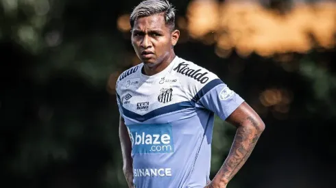 Foto: Raul  Baretta/Santos FC – Morelos chama atenção de Carille durante atividade
