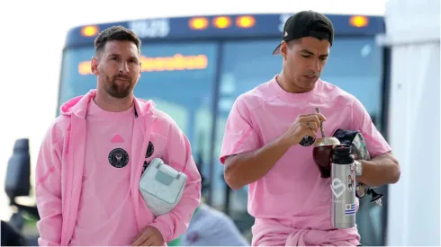 Messi e Suárez chegando para um jogo do Inter Miami – Foto: Rich Storry/Getty Images
