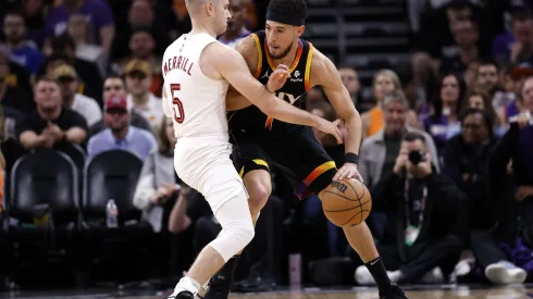 Devin Booker brilhou em jogo entre Suns e Cavaliers em Phoenix, pela temporada regular da NBA (Foto: Chris Coduto/Getty Images)
