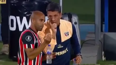 Lucas Moura e Thiago Carpini conversam durante jogo do São Paulo – Foto: Reprodução
