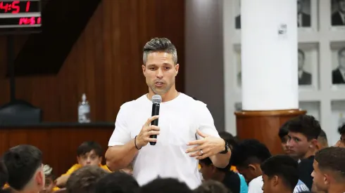 Diego Ribas palestrando para jogadores da Base do Santos.
Foto: Santos
