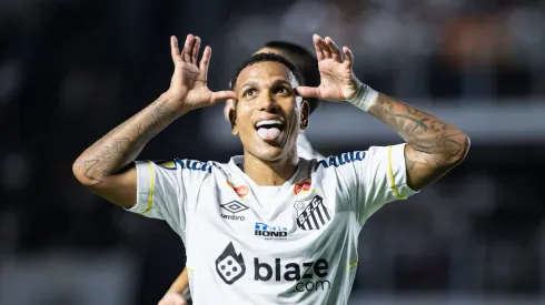 Otero vibrando com o gol que decidiu a primeira final do Paulistão de 2024 entre Santos x Palmeiras.
