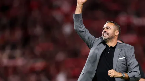 Artur Jorge deve ganhar reforços para a defesa no Botafogo. (Foto: Maja Hitij/Getty Images)