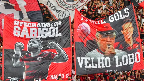 Torcida do Flamengo exibe bandeira de Gabigol, junto com a de Zagallo, no Maracanã, na final do Carioca. Foto: Thiago Ribeiro/AGIF
