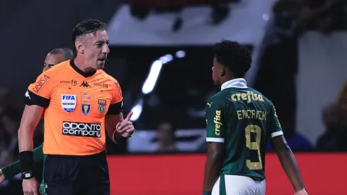 Rapahel Claus e Endrick conversam durante o jogo entre Palmeiras e Santos, no Allianz Parque. Foto: Ettore Chiereguini/AGIF
