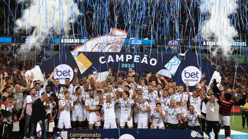 Jogadores do Flamengo levantando a taça de Campeão Carioca 2024 (Foto de Buda Mendes/Getty Images)