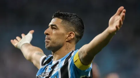 Foto: Pedro H. Tesch/Getty Images - Suárez parabeniza Grêmio pelo hepta