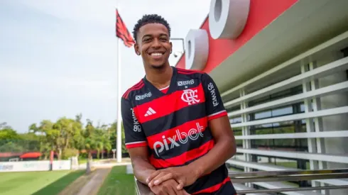 Carlinhos foi apresentado no Flamengo nesta segunda. 
