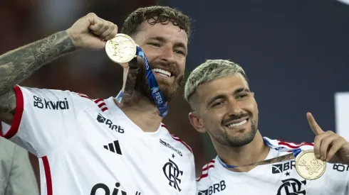 Arrascaeta e Léo Pereira comemorando o título do Campeonato Carioca de 2024
