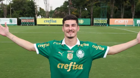 Rômulo assinou contrato longo no Palmeiras e revelou detalhes da contratação – Foto: Fabio Menotti/Palmeiras/by Canon
