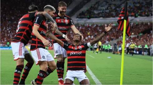 Jogadores do Flamengo comemorando gol – Foto: Buda Mendes/Getty Images
