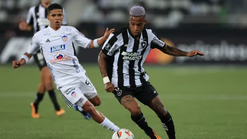 Tchê Tchê em campo pelo Botafogo na estreia da fase de grupos da Libertadores, no estádio Nilton Santos (Photo by Buda Mendes/Getty Images)
